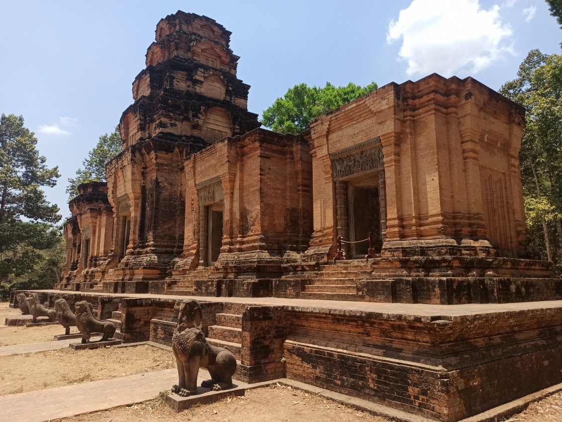 Quelques photos de Angkor, l'une des plus grandes cités médiévales du monde avec de nombreux temples. Celui-ci c'est le temple Prasat Kravan.