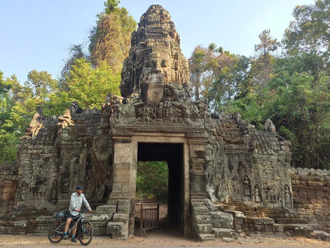 Entrée d'un temple. Pour visiter à vélo, compter généralement une bonne quarantaine de kilomètres par jour. Ici le terrain est plat, les routes sont en bon état et souvent ombragées.