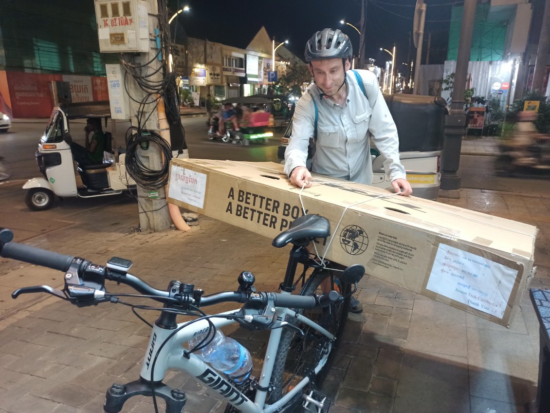 Pour ramener en France mon vélo acheté au Vietnam, j'ai récupéré un carton. Il ne me reste plus qu'à le ramener à mon logement, puis à dénicher au marché ruban adhésif, papier bulles et ficelle.