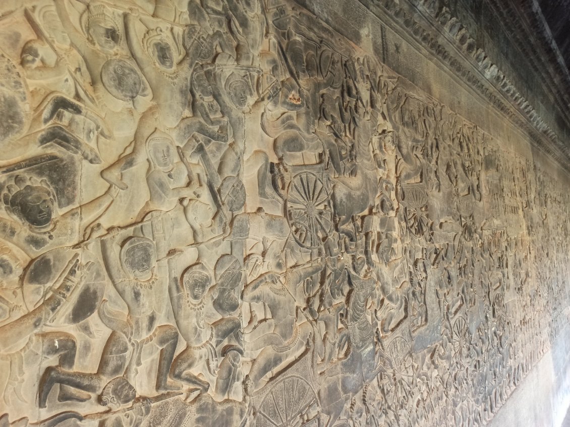 L'enceinte intérieure de Angor Wat est recouverte de bas-reliefs sur une longueur de 520 mètres.