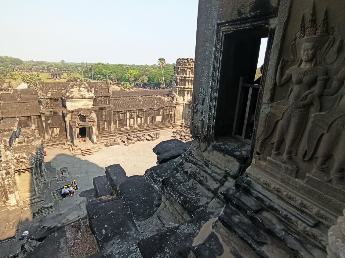 Vue du 2ème étage de Angkor Wat. Le deuxième étage représente la terre.