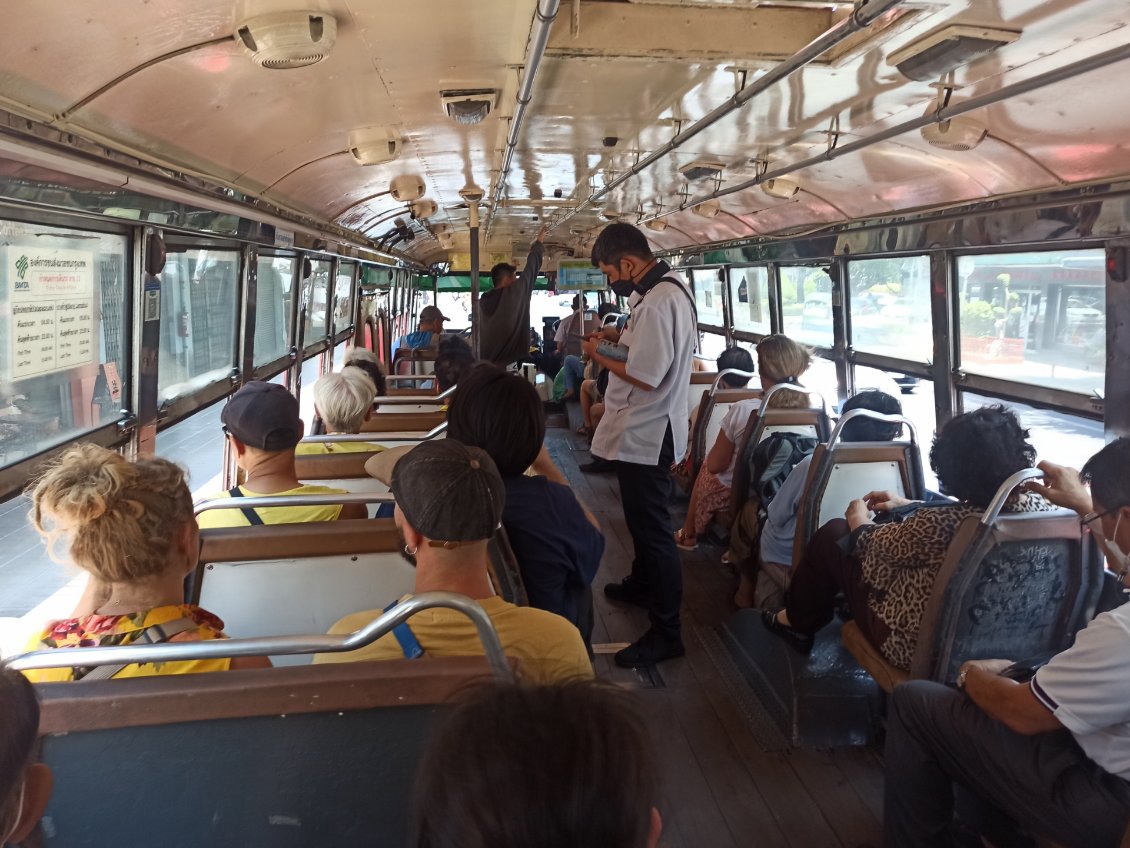 Je passe quelques jours a Bangkok avant le retour. Le réseau de bus est dense et définitivement le moyen motorisé le moins cher de se déplacer.