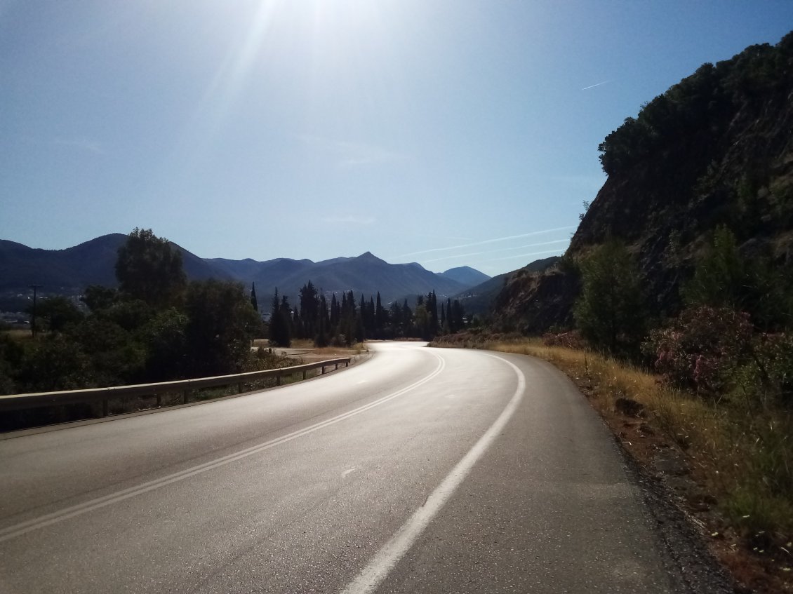 Encore de la montée sur la route, puis ça descend vers Igoumenitsa. Bref comme hier soir mais à l'envers.