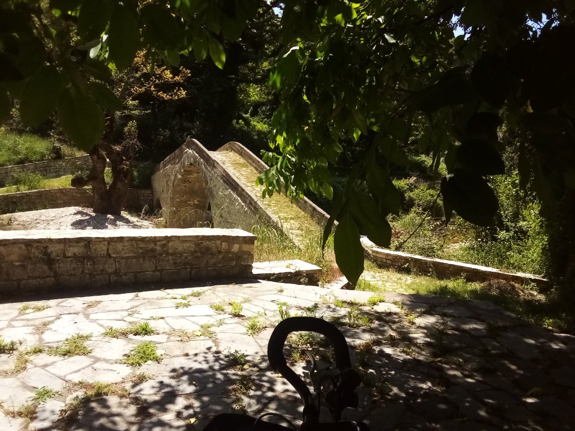 J'ai le bonheur de trouver un petit coin de paradis pour la pause, à l'ombre d'un noyer, au bord d'un ruisseau flanqué de don joli pont.