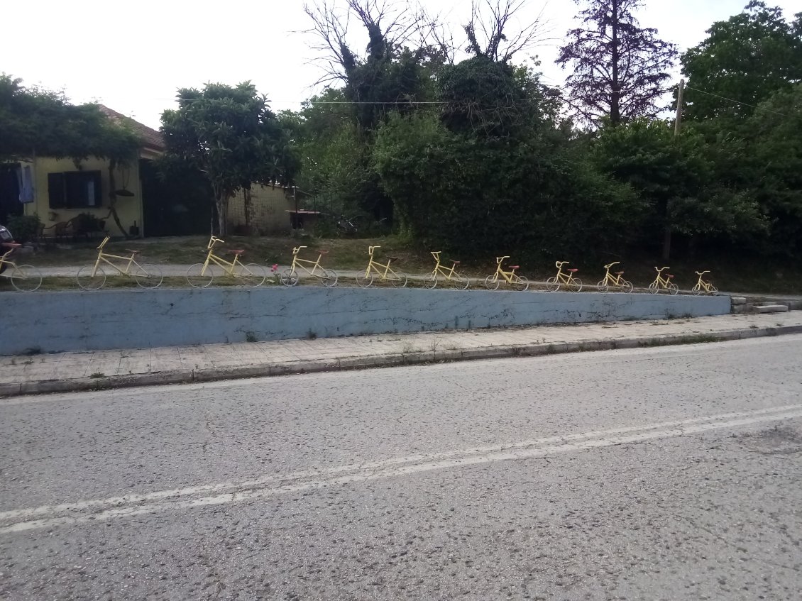 En quittant le village. Et il y en avait autant de l'autre côté.