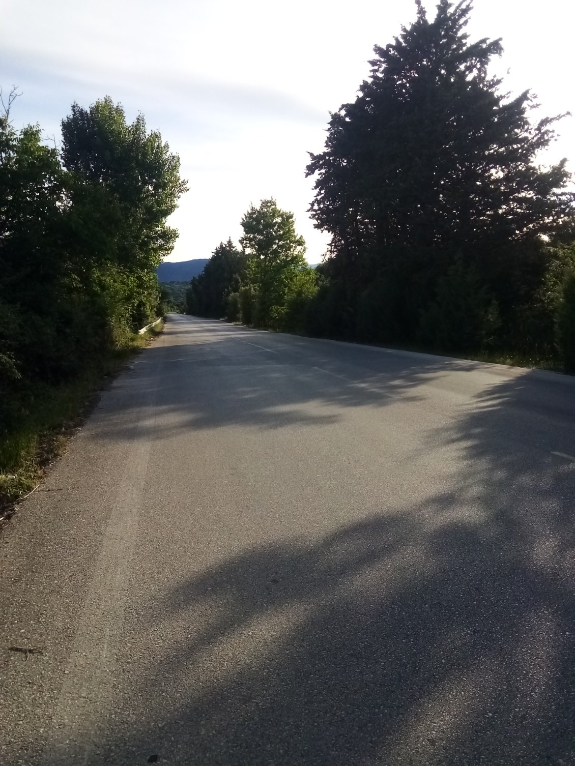 Un moment de solitude dans un tronçon rectiligne de cette dernière côte.
Ça c'est derrière.