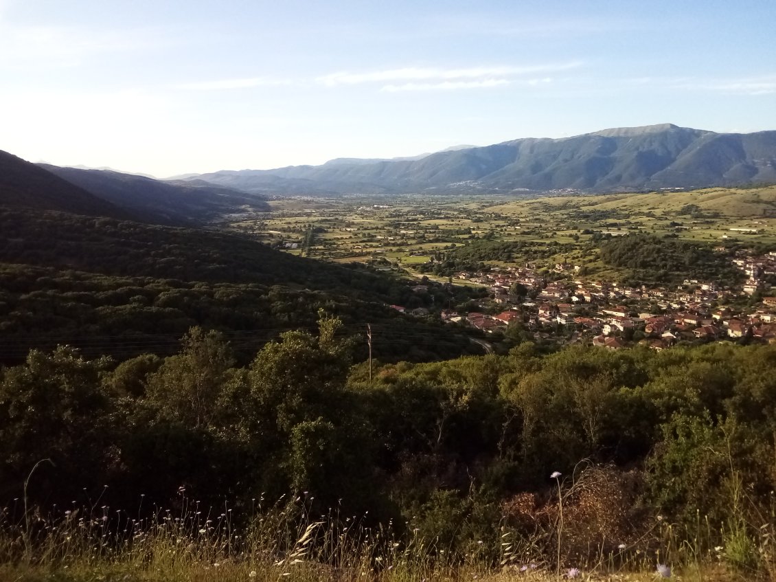 Puis c'est l'ultime descente.
Ce n'est pas encore Ioanina mais je m'en approche rapidement.