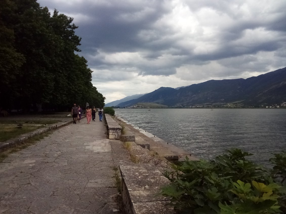 La promenade le long du lac, au pied de la fortification.