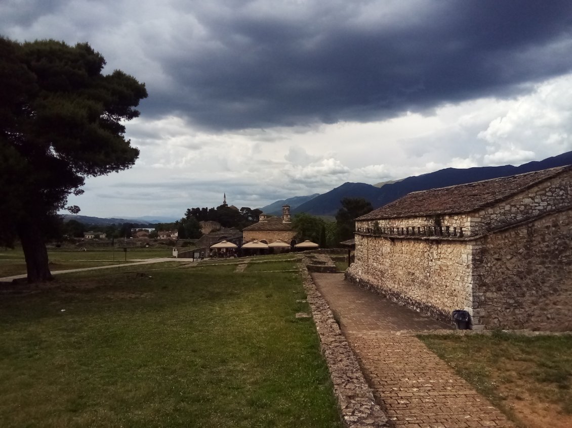 Il y a une seconde mosquée, que l'on devine au fond, dans l'enceinte de la citadelle.