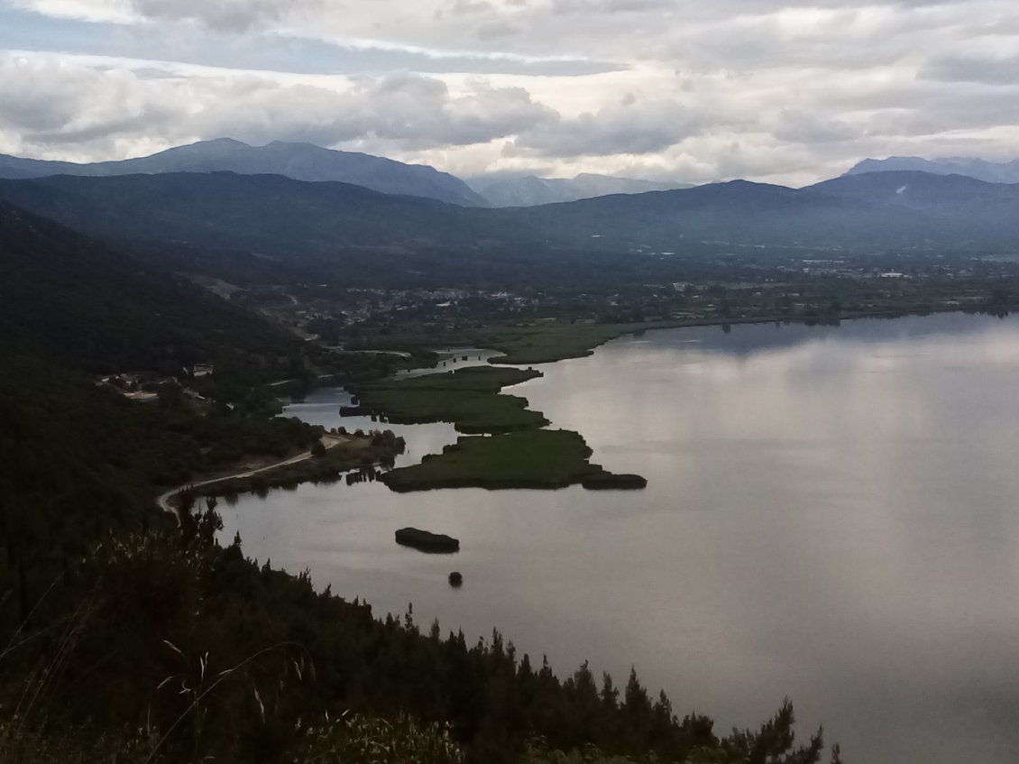 Je continue à contourner le lac.