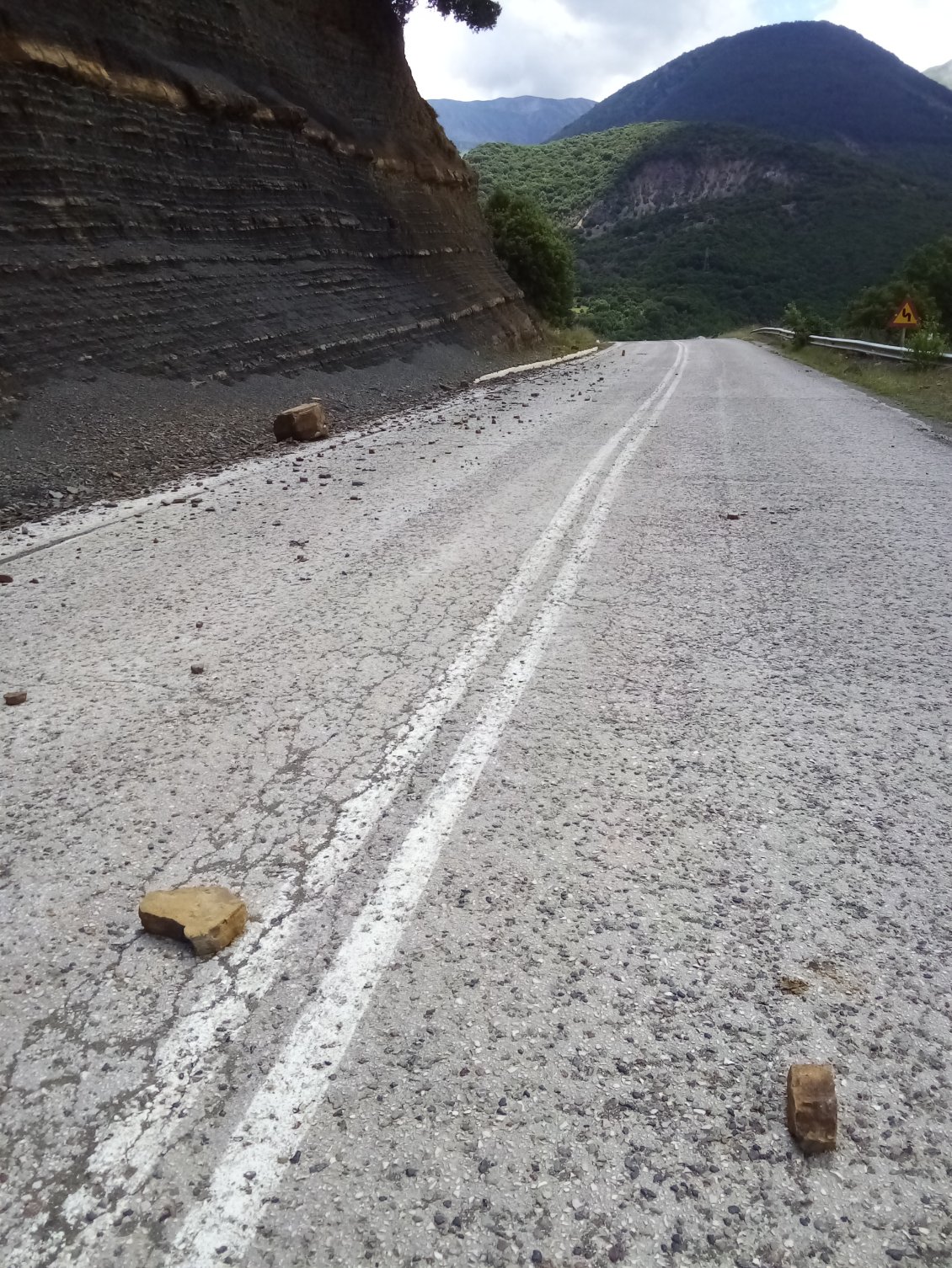 Beaucoup d'éboulis par endroits mais je roule du bon côté.