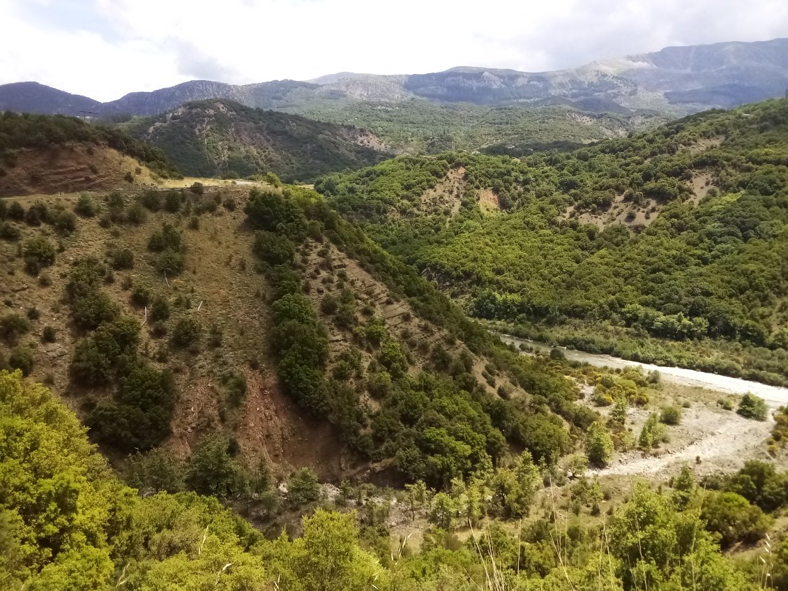 C'est pas joli ça ?
La route est en haut à gauche dans le virage.