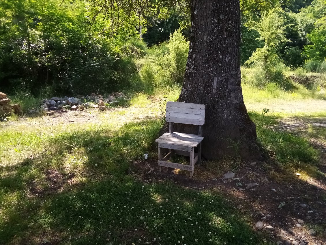 Et la petite chaise qui m'attendait à l'ombre d'un arbre pour grignoter.