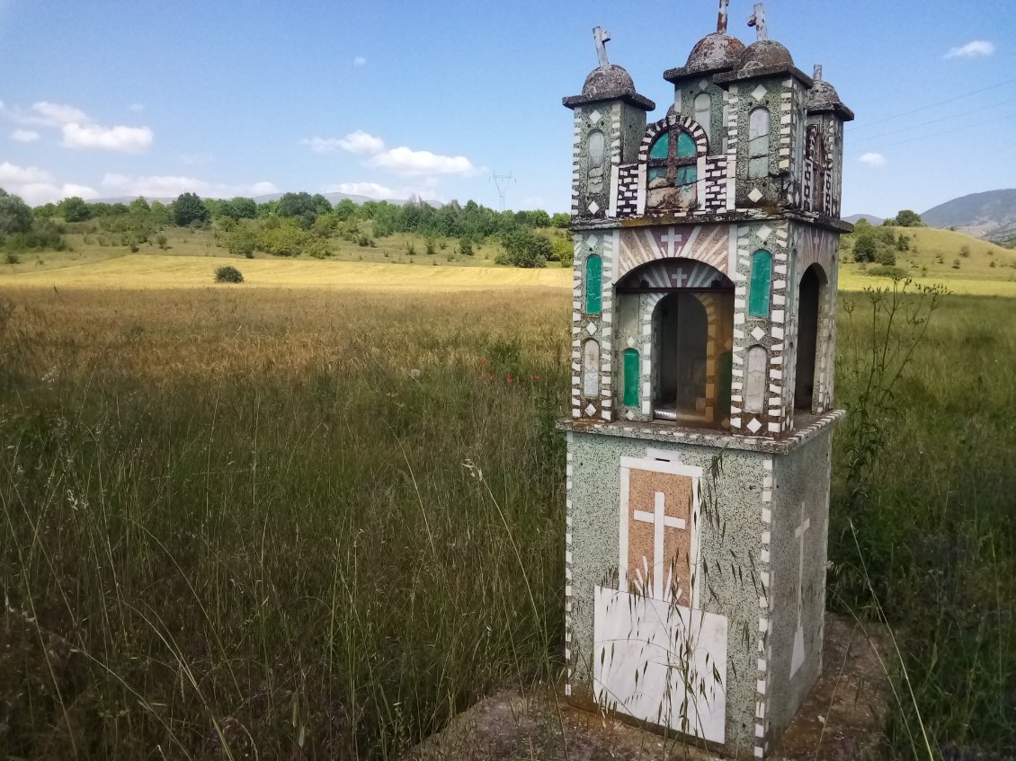 Le long de toutes les routes on trouve ces petits monuments. Pour rendre hommage au dieu Anticrevaisanos ?