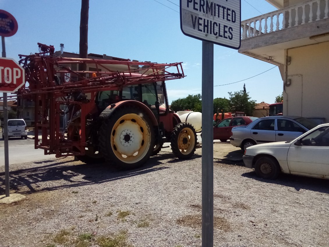 Et ça utilise du produit phytosanitaire à tire-larigot ! Je croise beaucoup de tracteurs avec leur épandeur.