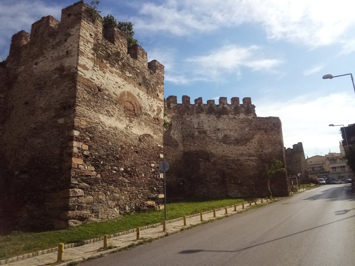 Je quitte la ville en longeant les fortifications.