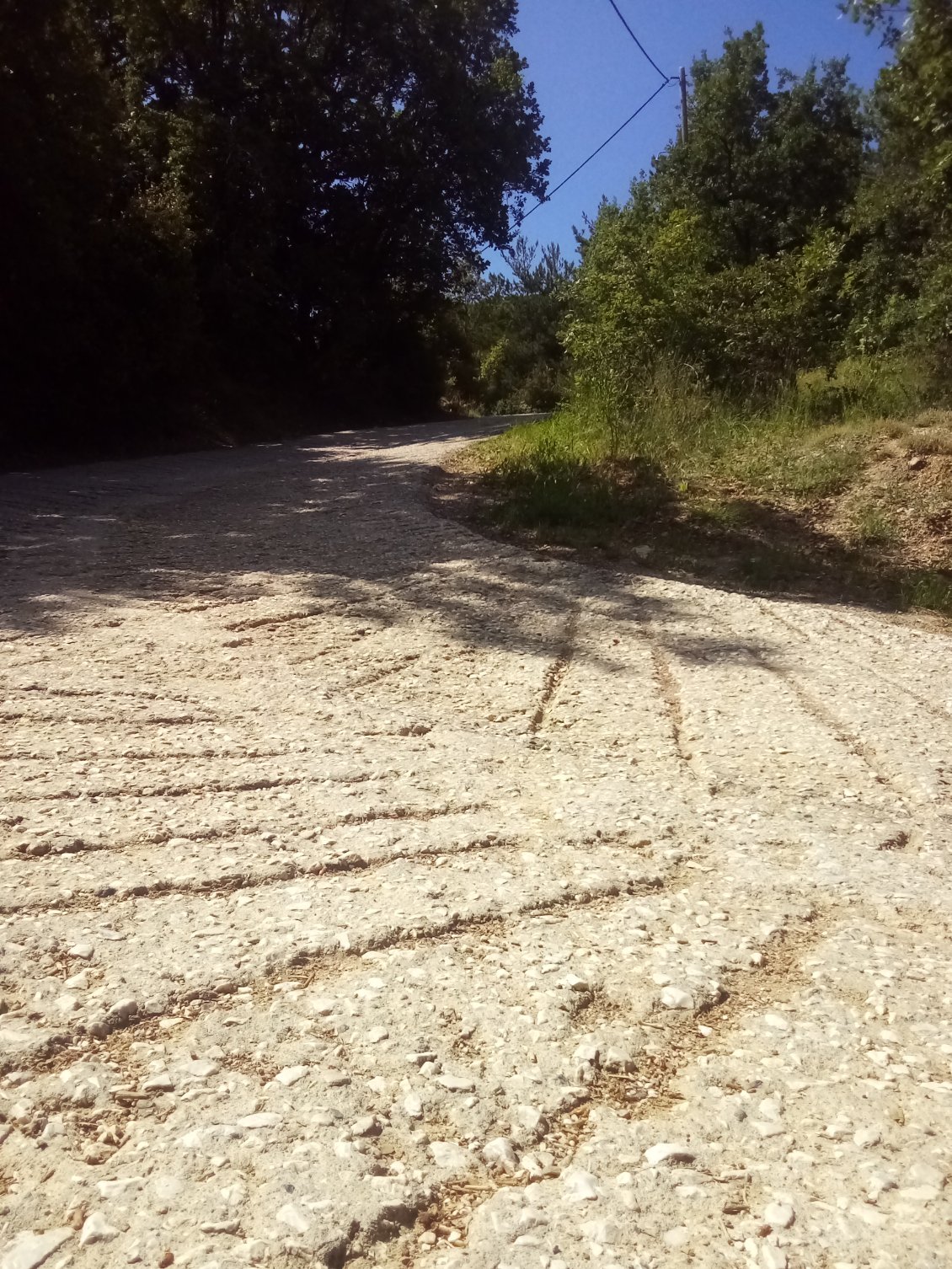 Je quitte donc le village par de la toute petite "route", très, très, très, très, très pentue. Je suis obligé de pousser.