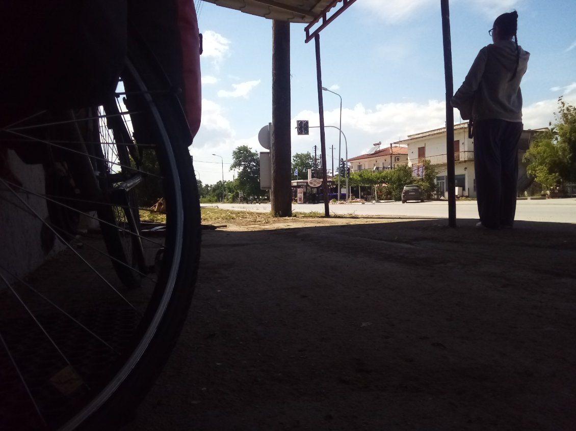 Une autre pause pour le goûter. A l'ombre bien sûr, devant un commerce abandonné qui sert d'arrêt de bus.