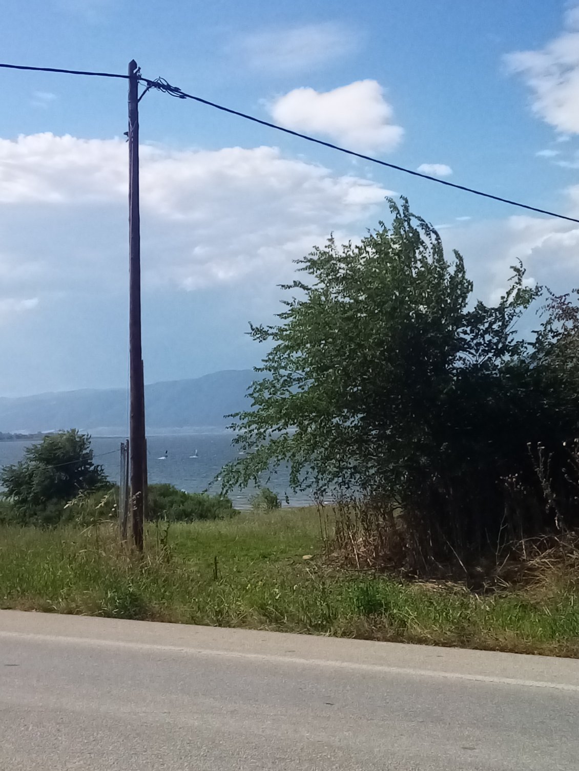 Je longe un deuxième lac. Avec ce vent, il y a du véliplanchiste.