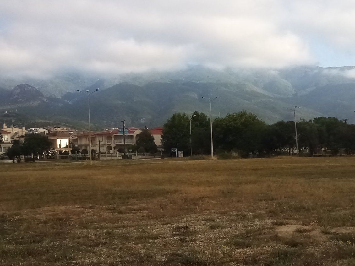 Des nuages à flanc de colline au lever.