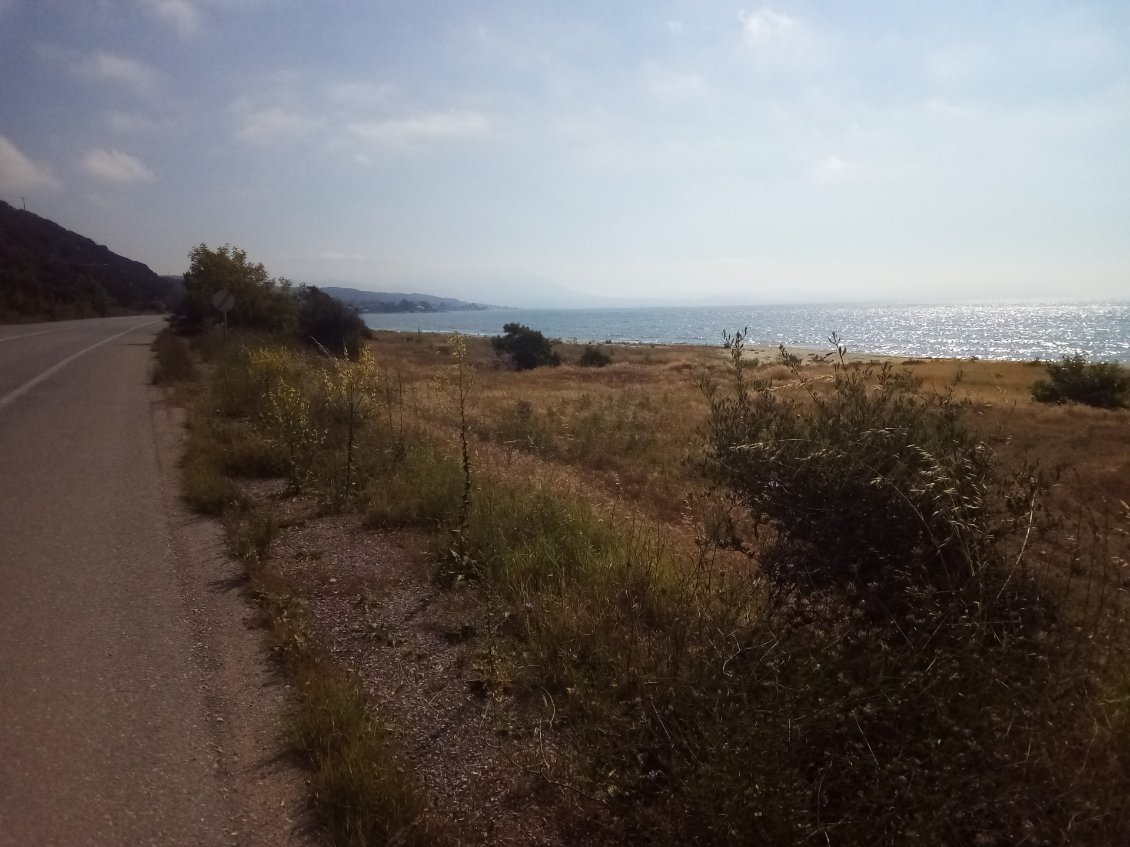 On roule très rapidement le long de la mer.