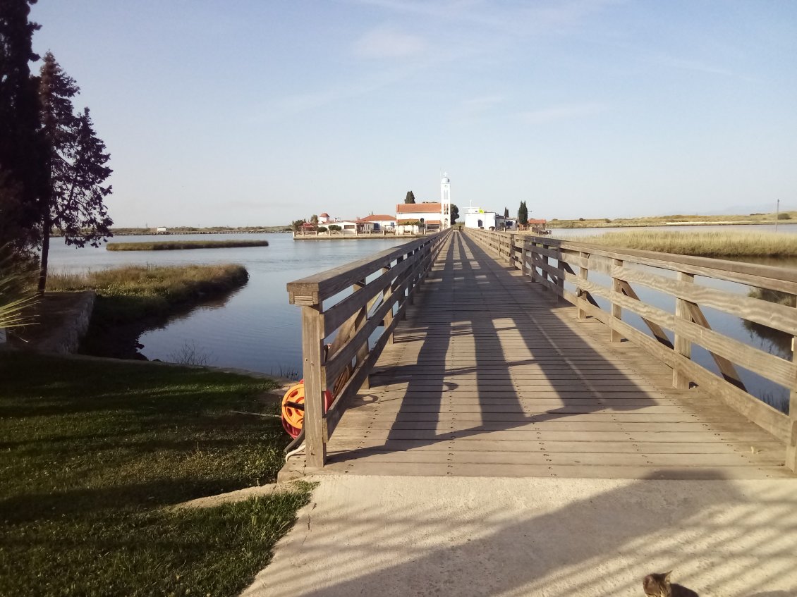 On passe donc un premier pont à pieds.