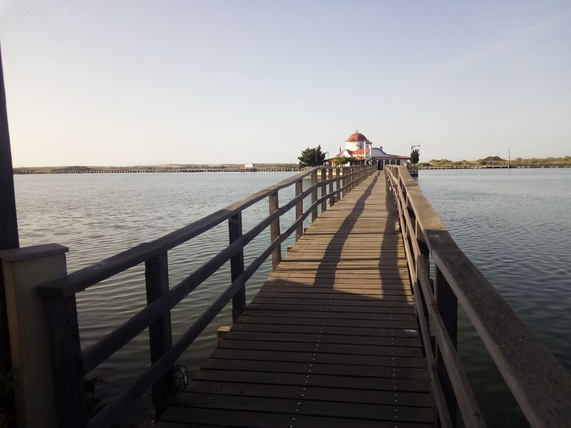 Un second pont mène à une deuxième île avec une église plus petite.