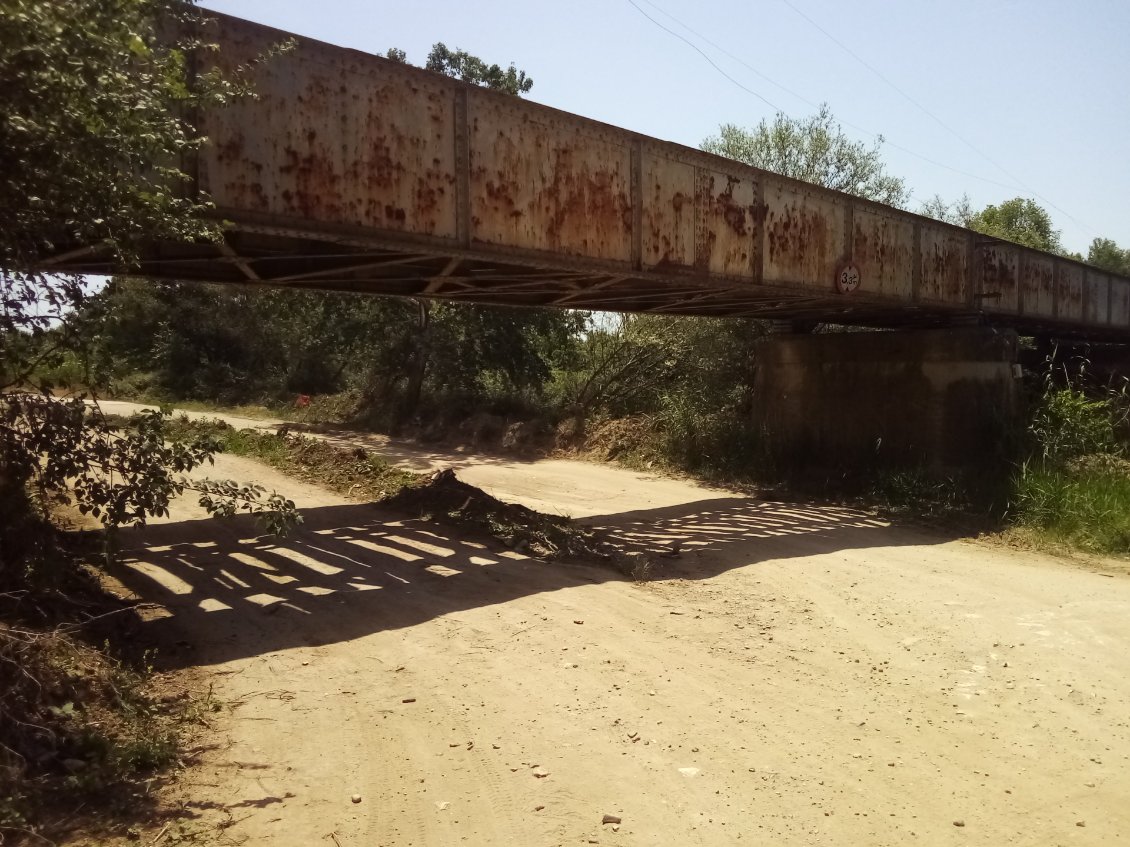 Je n'attends pas qu'un camion passe SUR le pont pour passer SOUS le pont.