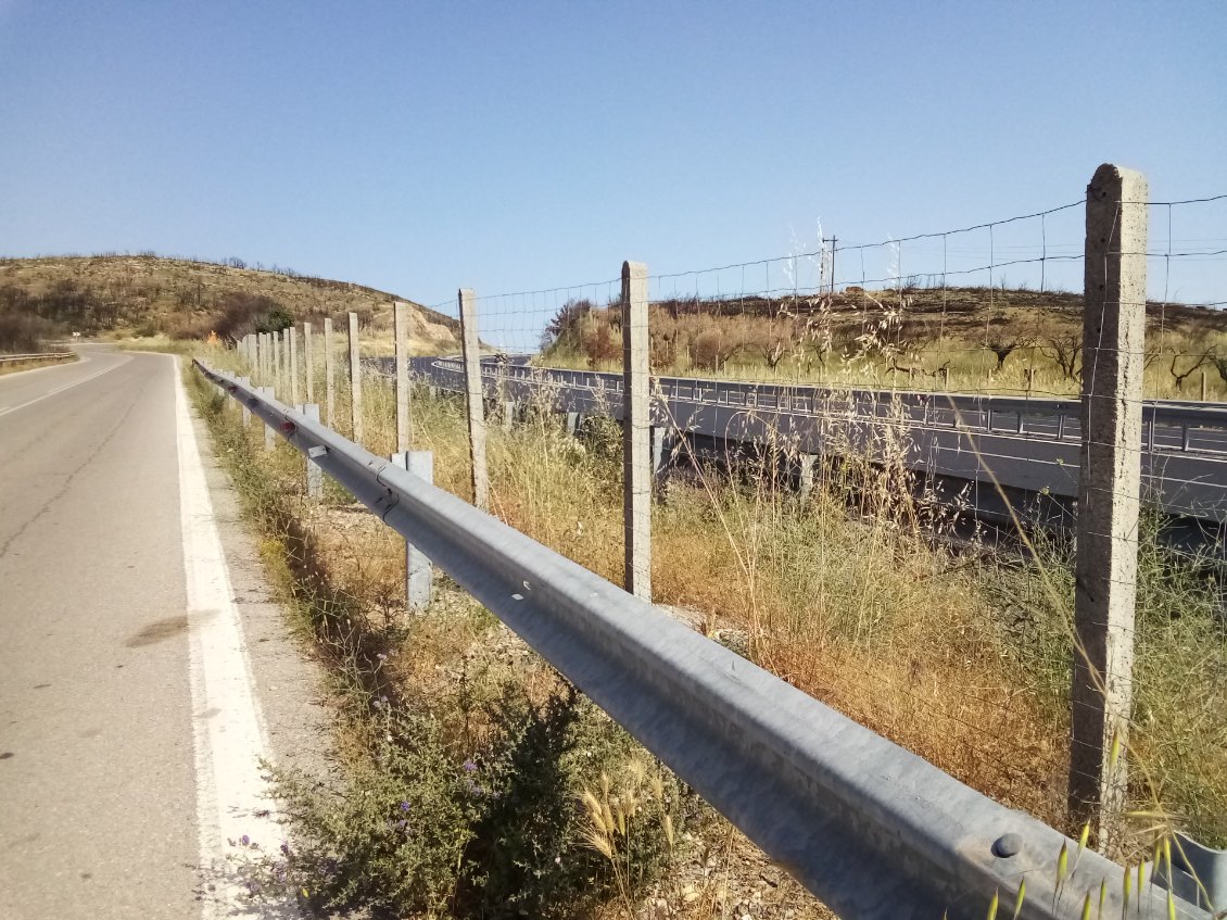 L'autoroute est, on peut le dire, assez proche. Et assez vide.