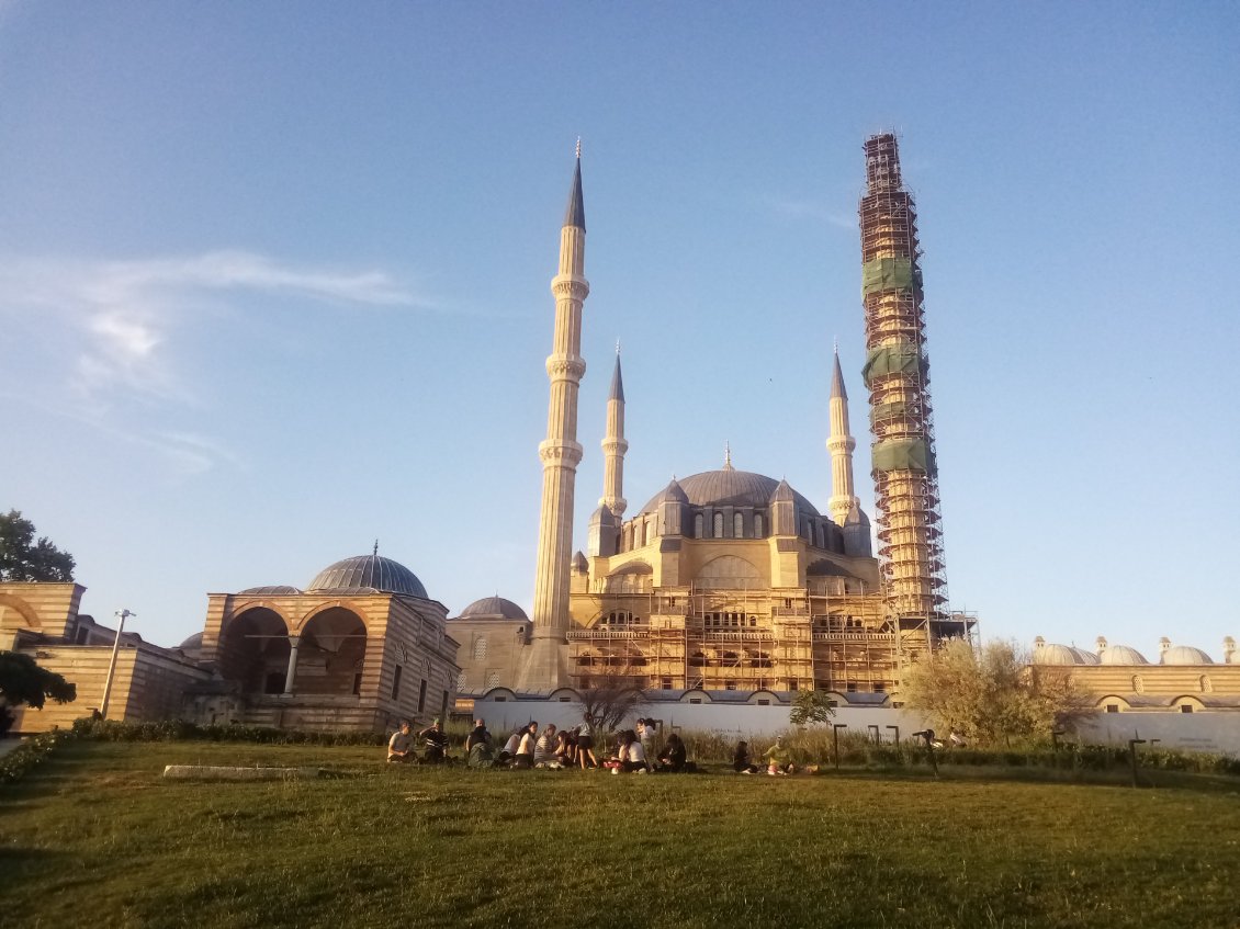 Pique-nique devant la mosquée Selimiye. Elle est vraiment imposante.