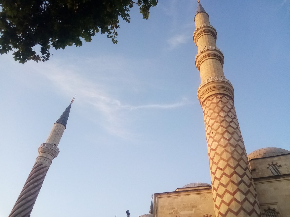 En approchant la mosquée Burmali.