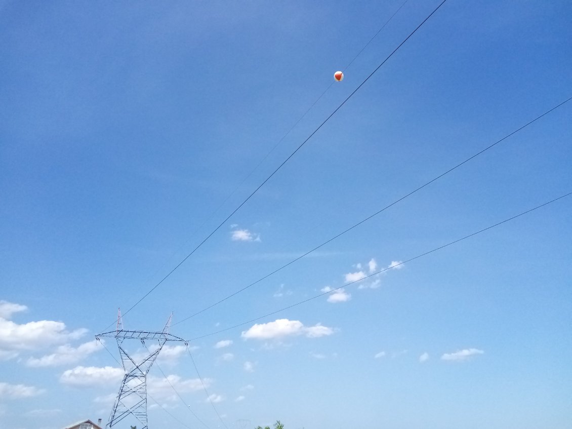 Encore un gamin qui a perché son ballon sur une ligne à haute tension. Je te jure !