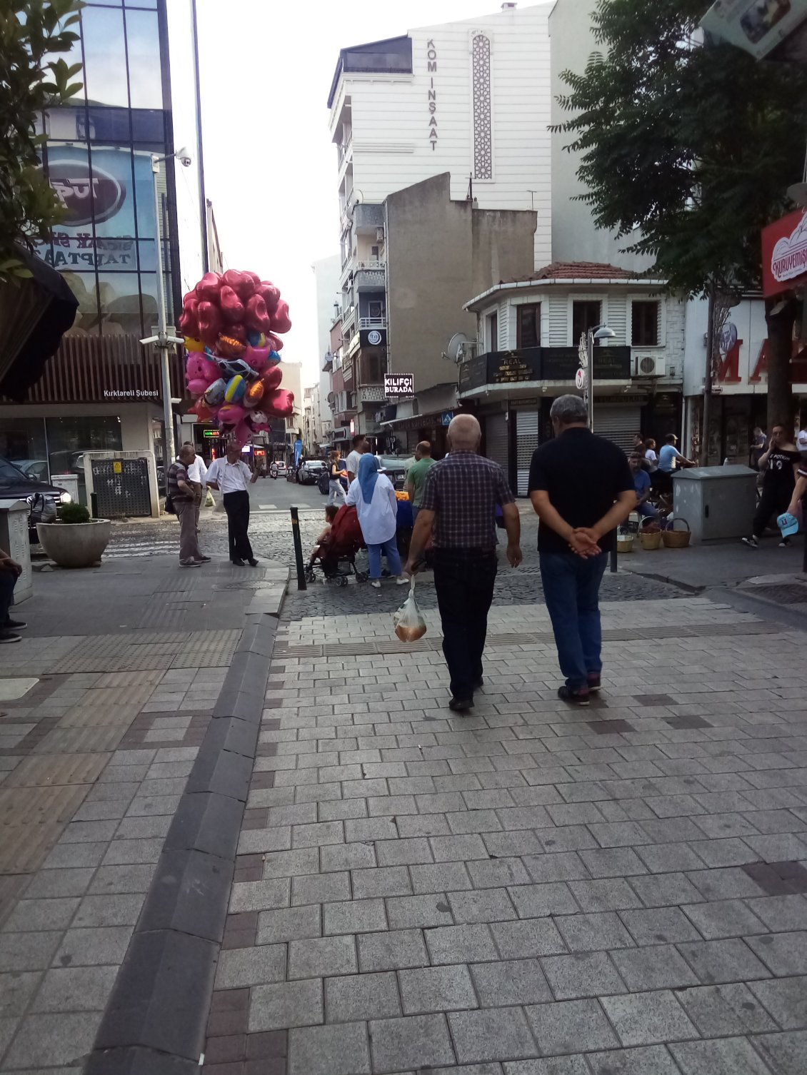 Un vendeur de ballon.
J'aime bien ça moi les vendeurs de ballons.