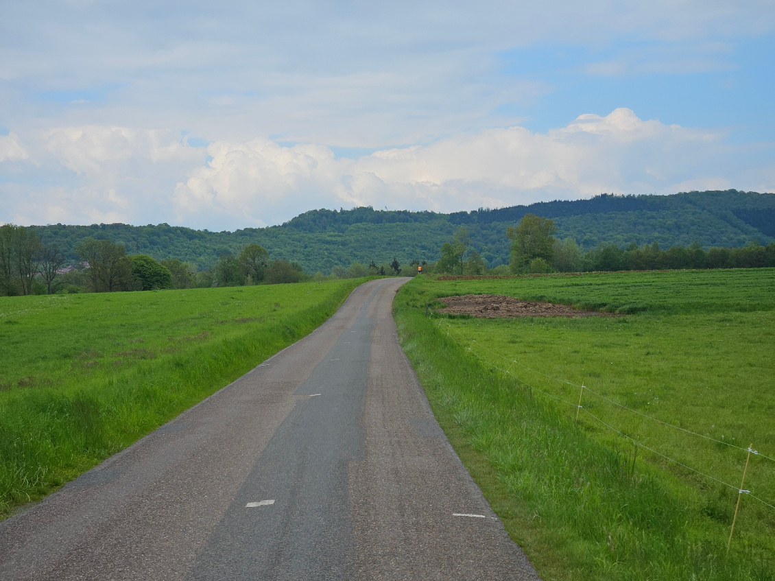 Vers le Doubs... Route à chevrons, on a tout bon.