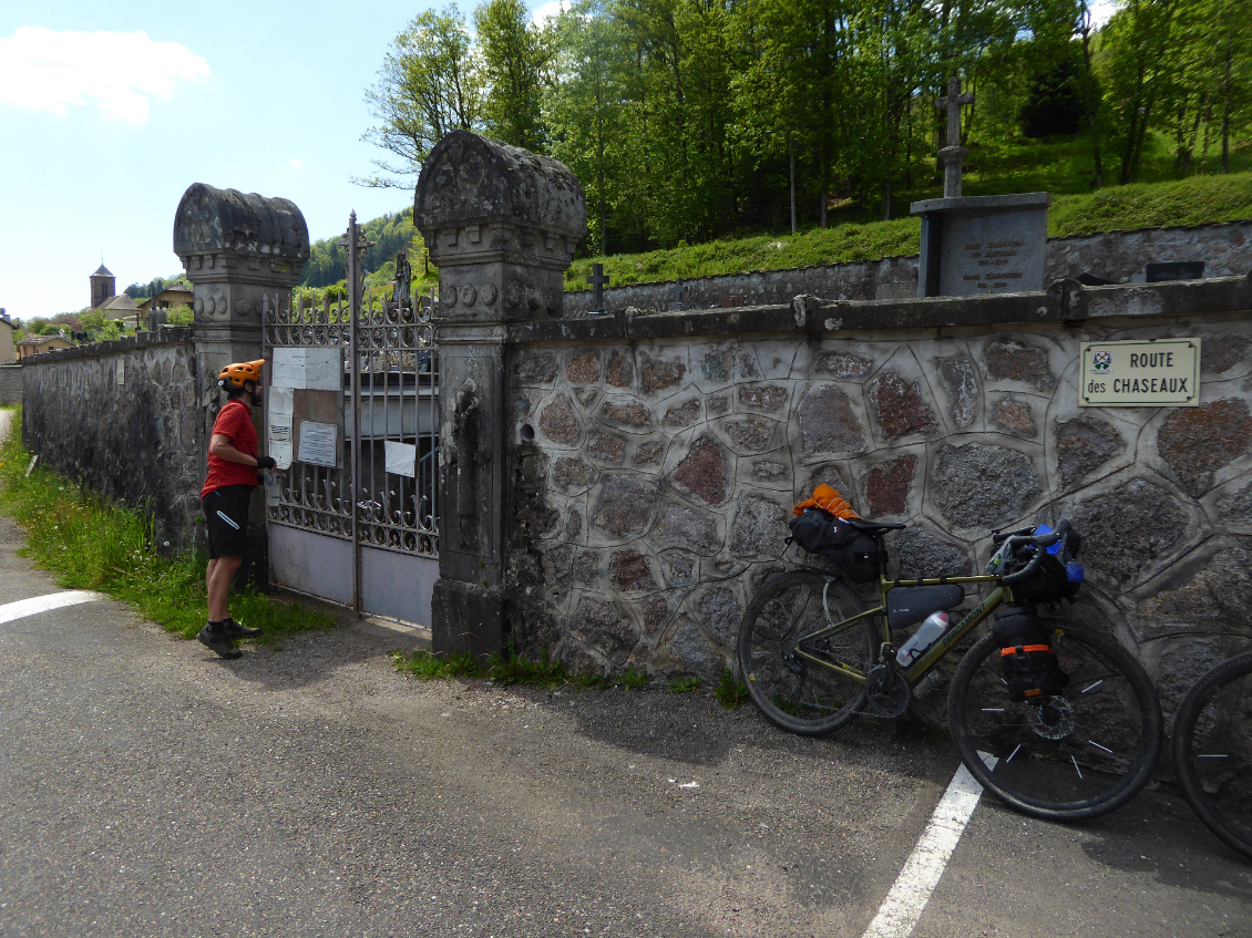 Ravito au sacro saint cimetière, point de repère incontournable du cycliste assoifé.