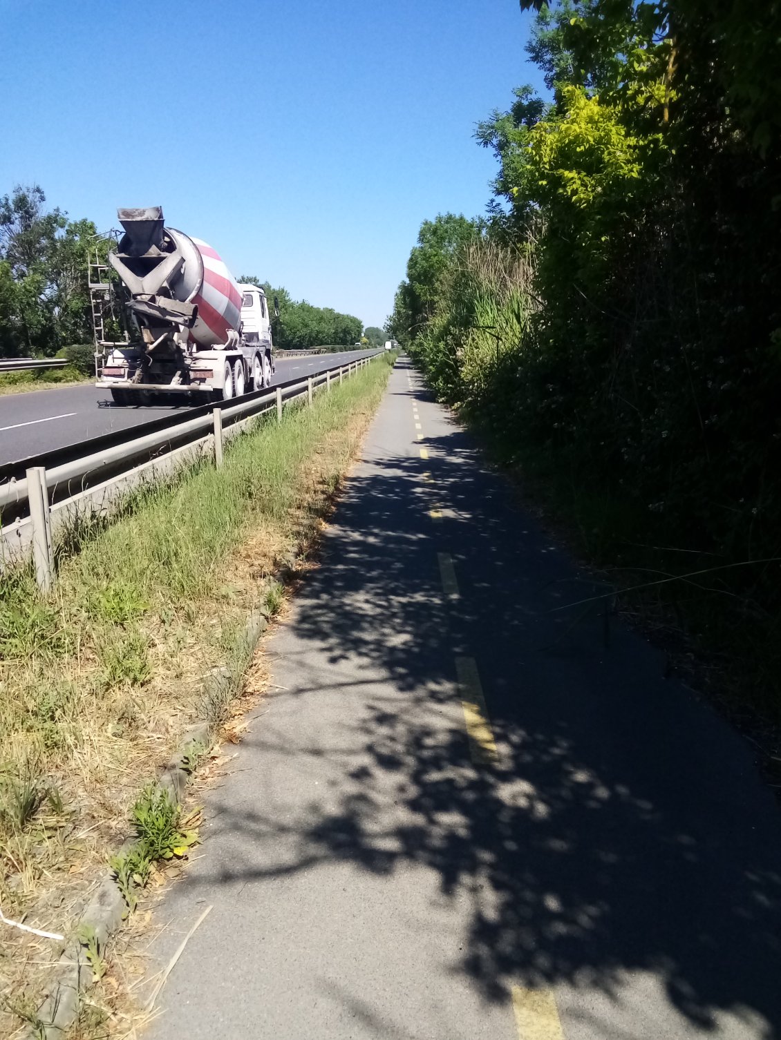 Ils ont eu la bonne idée d'une piste cyclable. Merci.