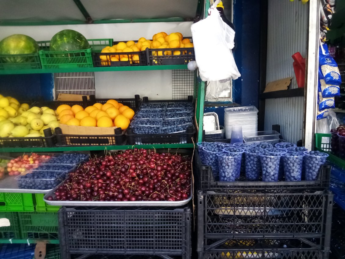 Cerises et myrtilles à gogo.