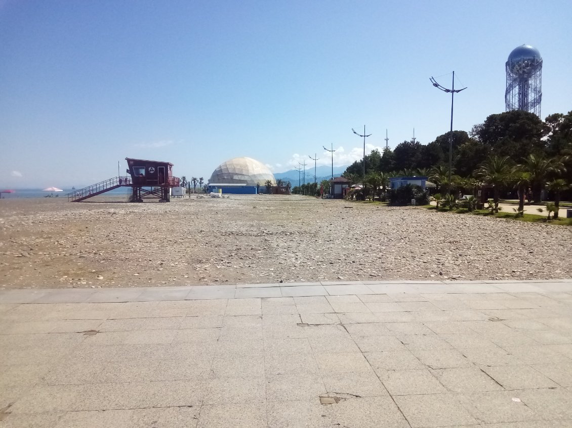 La plage d'un côté...