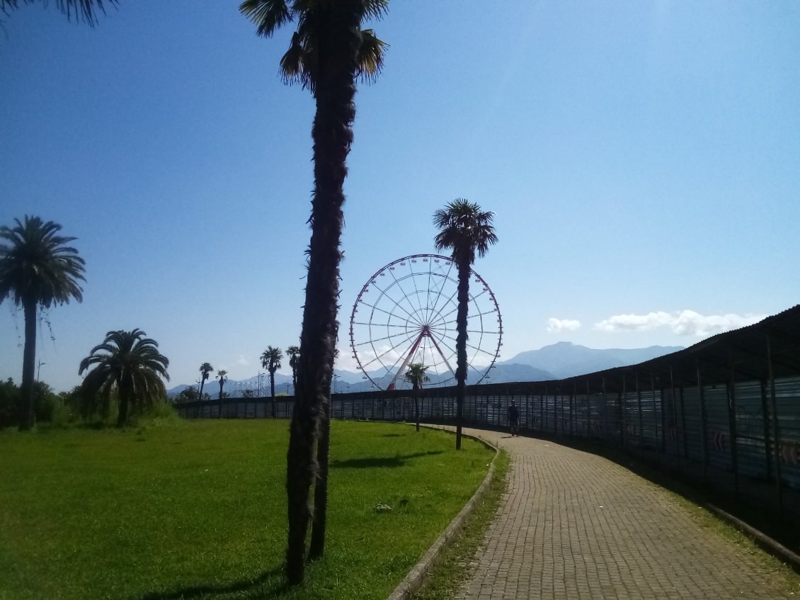 La grande roue sur fond de montagnes.