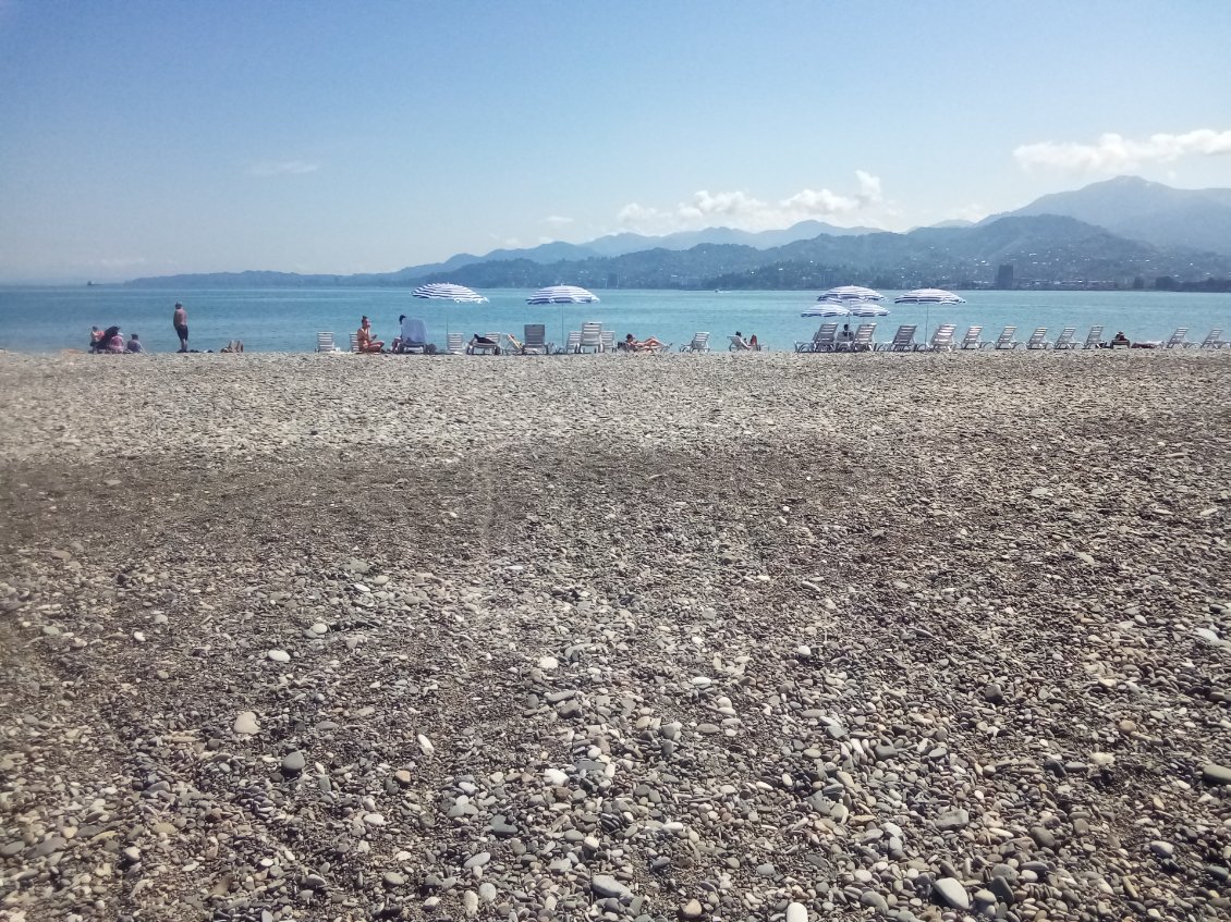 Et j'arrive sur la plage. Parasols, montagnes & pétroliers.