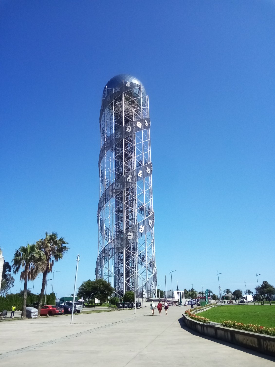 Commençons par le symbole de la ville : l'Alphabetic Tower qui mélange la double hélice de l'ADN et l'alphabet géorgien.