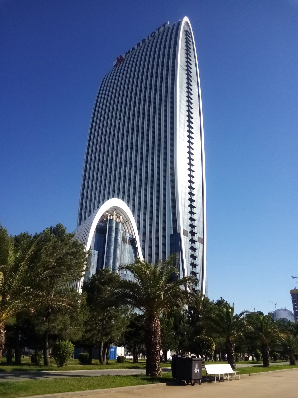 En allant rejoindre Orianne et Louis, un dernier bâtiment de fou devant la plage.