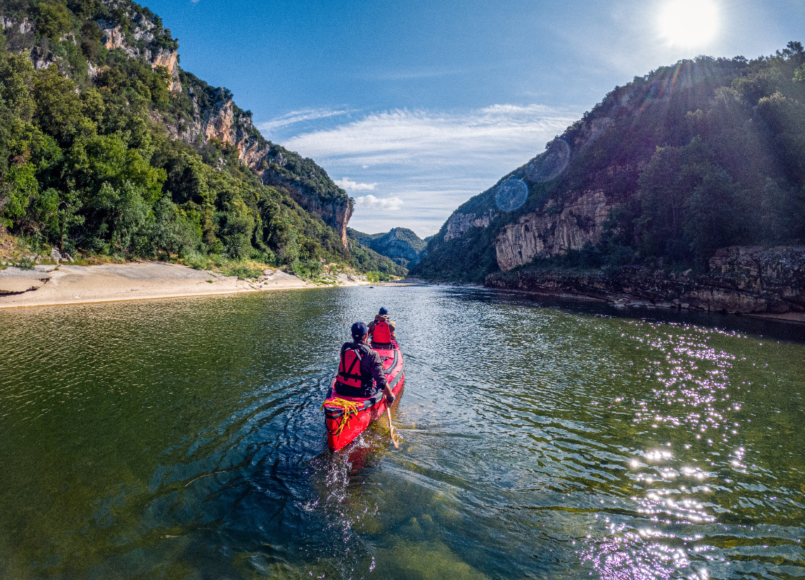 La beauté s’ouvre à nous. Nous glissons sur les eaux miroitantes, admirant les majestueux paysages qui se déroulent devant nos yeux émerveillés.
Photo : Paul Villecourt