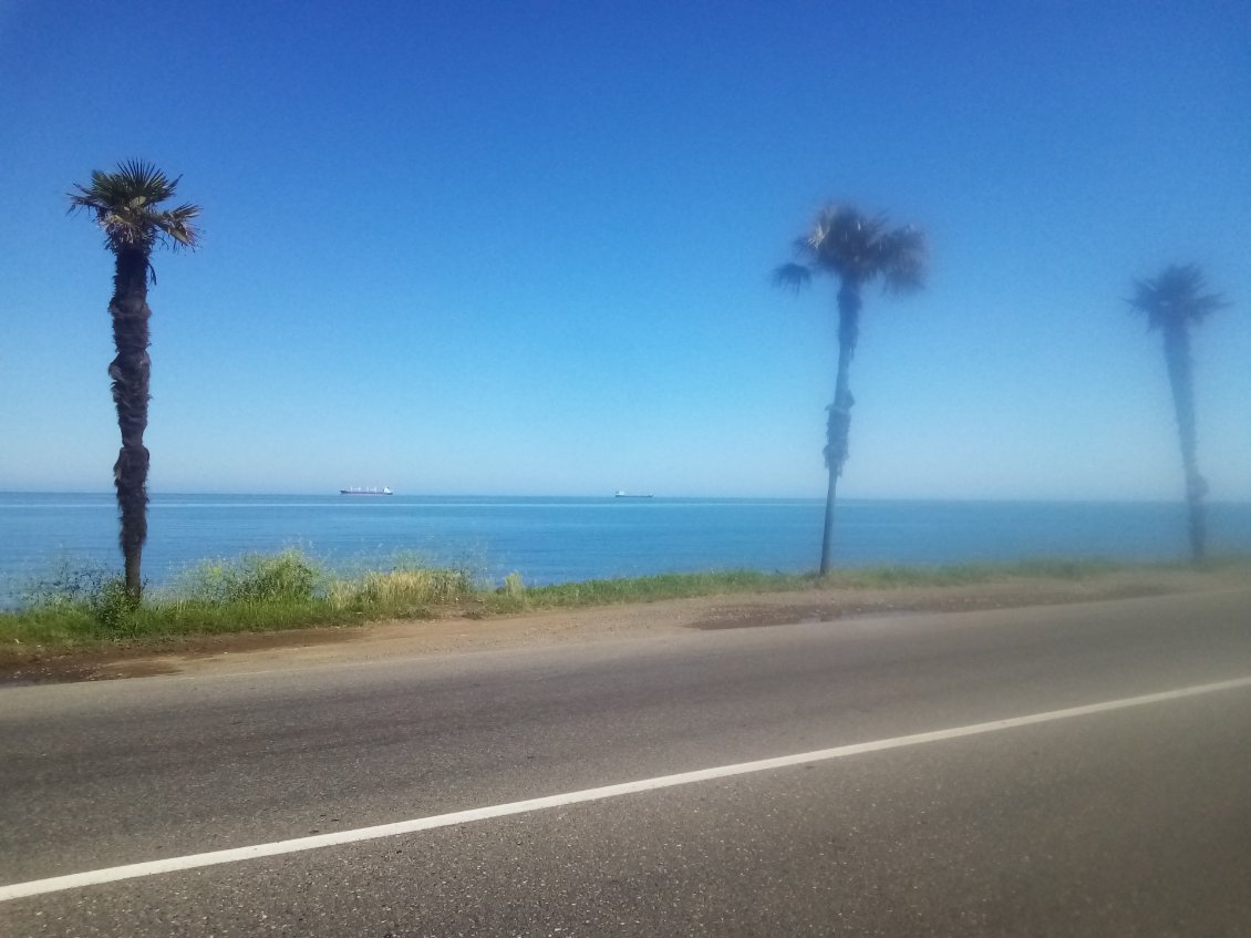 Départ en longeant la Mer Noire une fois sorti de la ville.