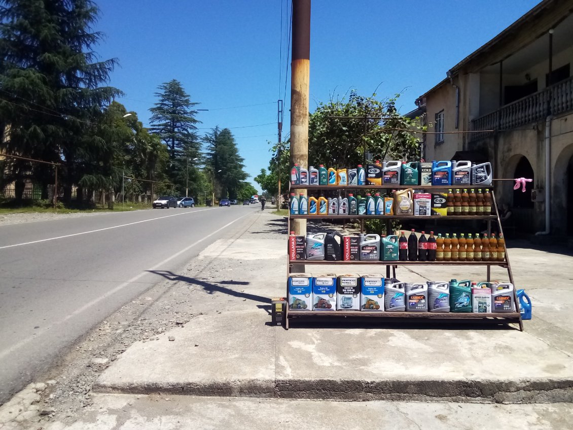 Le long de la route l'attend tout ce dont automobiliste a besoin.