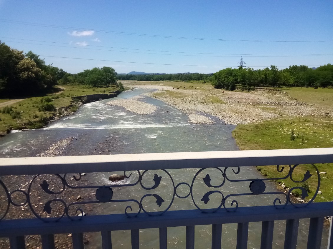 On passe par dessus beaucoup de rivières.