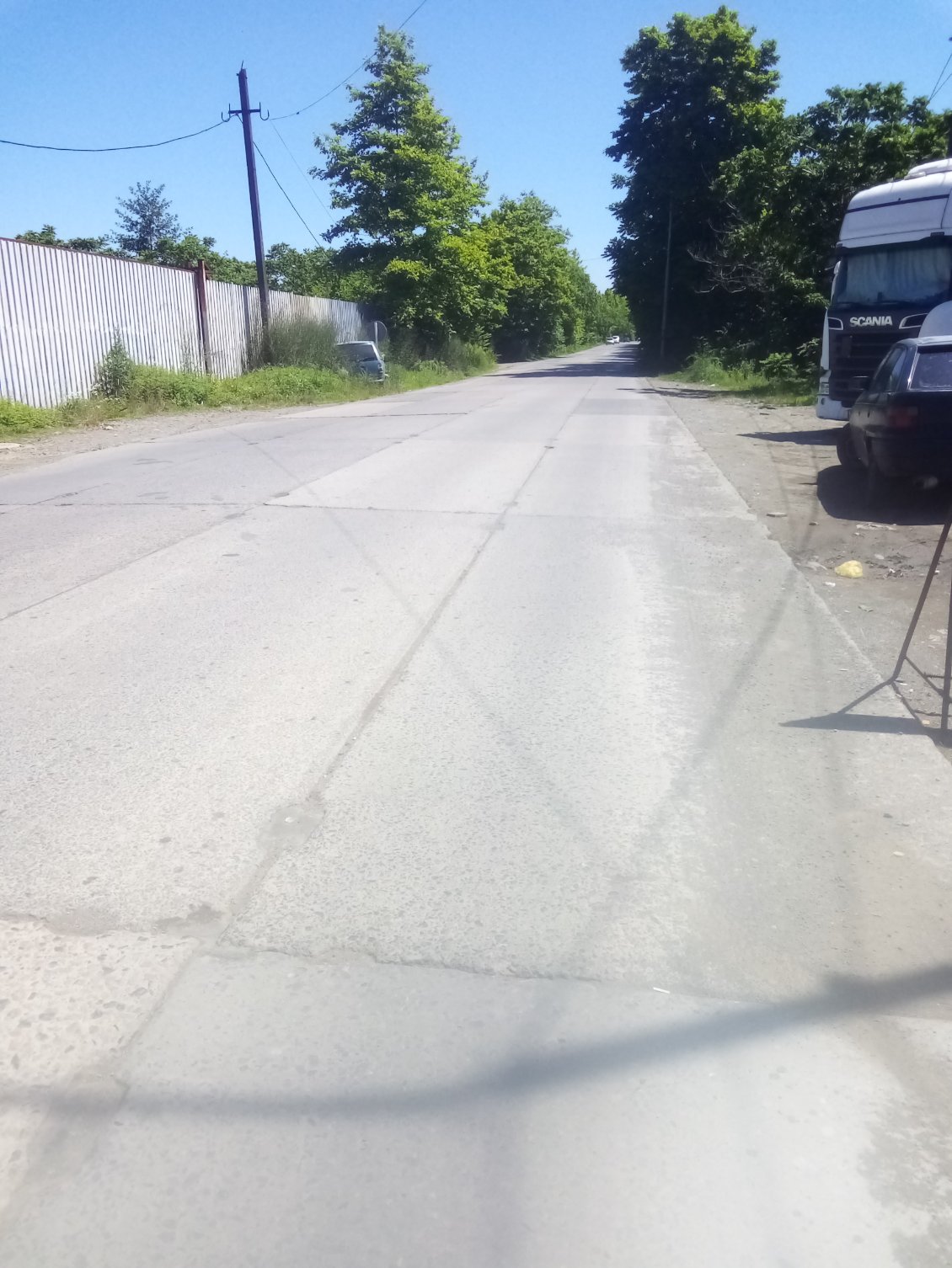 La route est par endroits composée de plaques posées côte à côte.