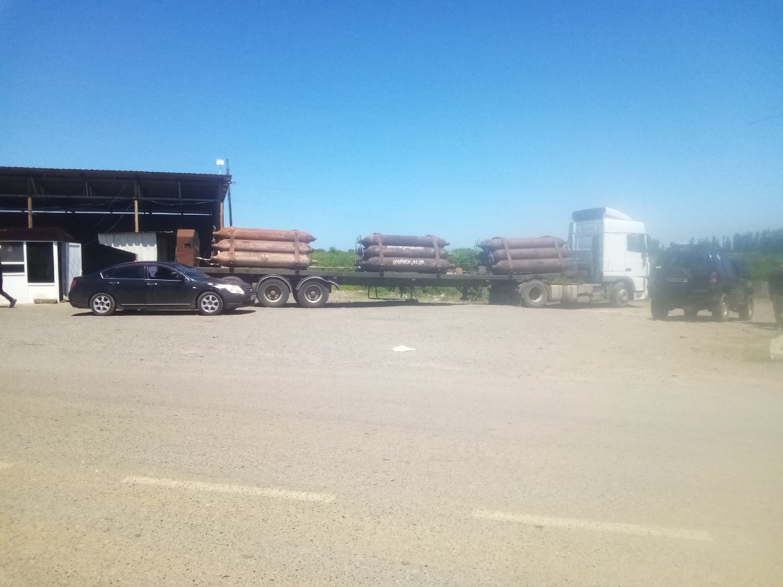 Si j'ai bien compris, ce camion transporte des bombonnes de gaz et là ils sont en train de les remplir.