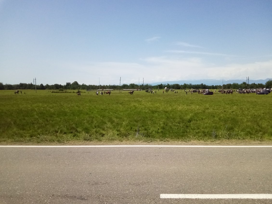 Je passe devant des courses de chevaux en plein champ. Ça attire la foule.