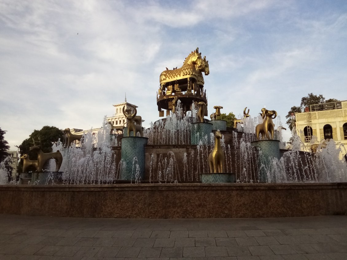 La magnifique fontaine de la place du centre-ville de Koutaïssi.